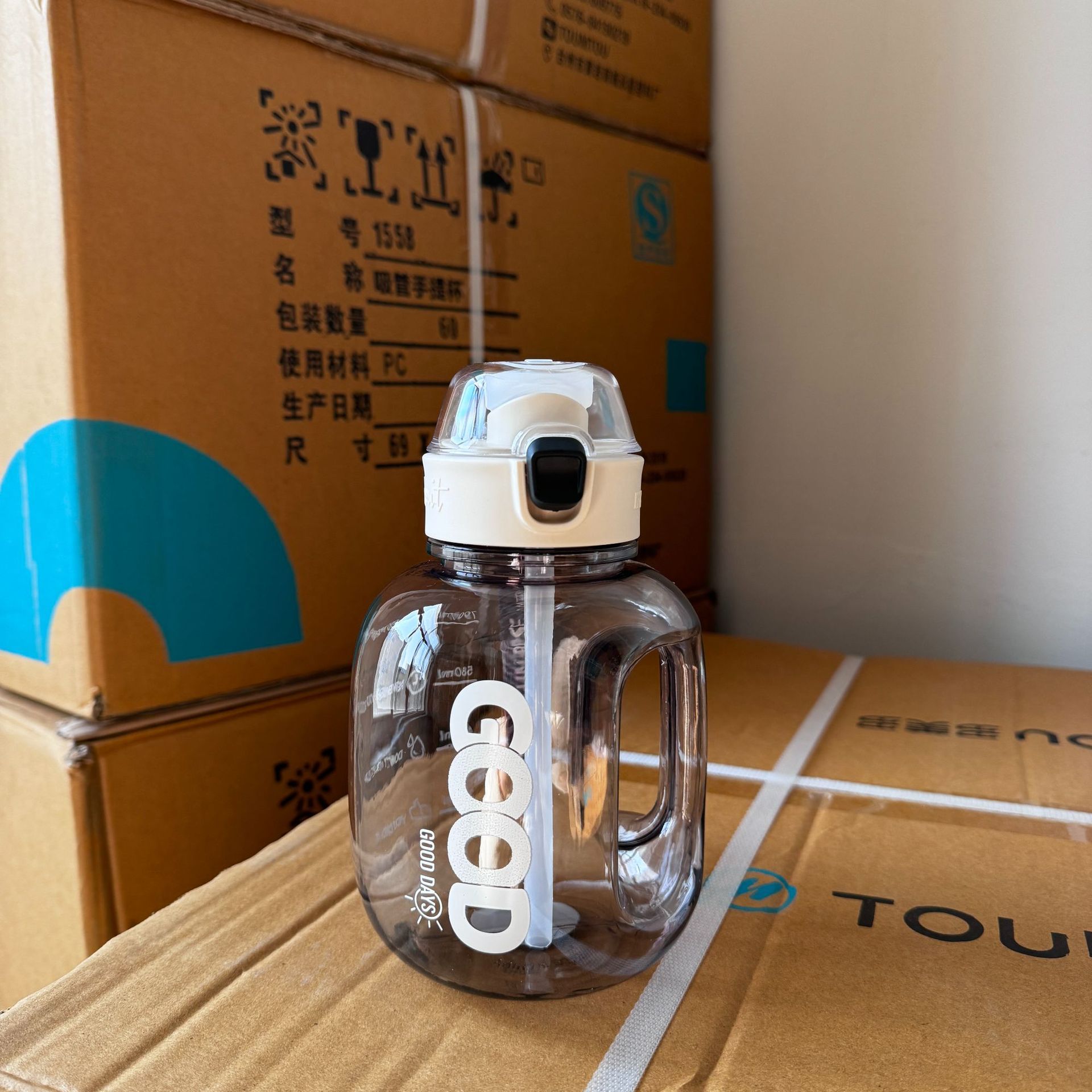 Botellas de agua personalizadas de gran capacidad para estudiantes masculinos y femeninos, botellas de agua para fitness al aire libre, vasos de agua de plástico resistentes a altas temperaturas, fabricante de vasos elegantes de gran capacidad.