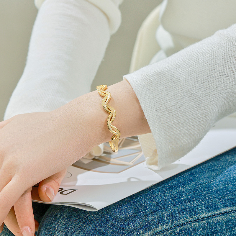 Xuping nueva moda ligera aleación de lujo chapado 24k color pulsera temperamento simple Europa y América joyas transfronterizas al por mayor