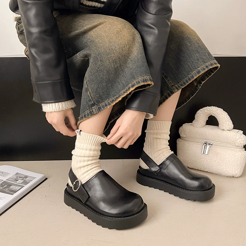 Модные повседневные маленькие кожаные туфли на толстой подошве женские весенние 2024 новые черные большие головы колледжа стиль пуговицы сандалии женские