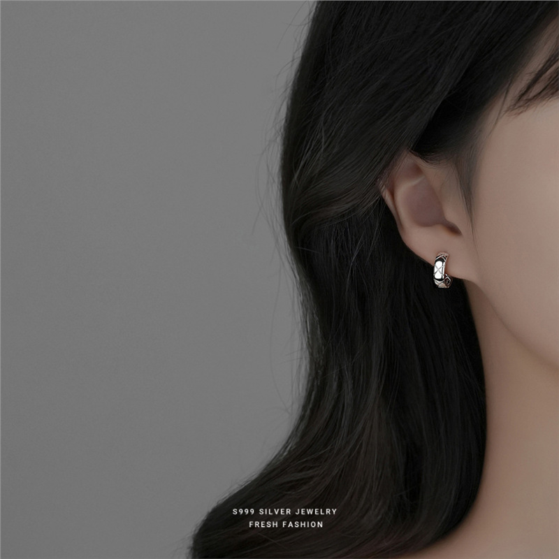 S999 Silver Hoop Earrings With Diamond Pattern Light Luxury Style_voghion.com