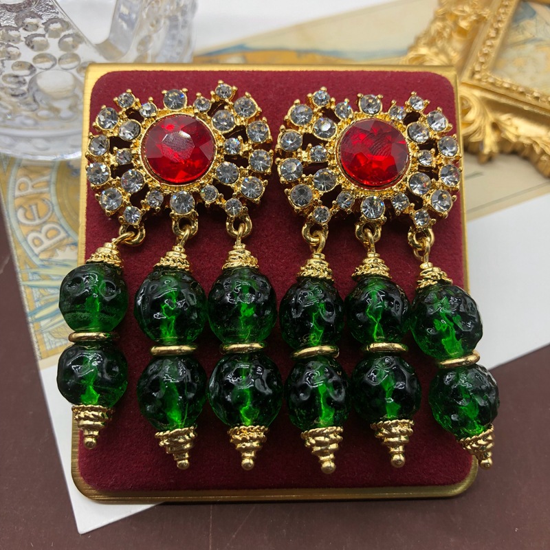 Set di orecchini corti con perline di vetro smeraldo del Medioevo occidentale placcati in oro vero e diamanti, lunghezza media_voghion.com