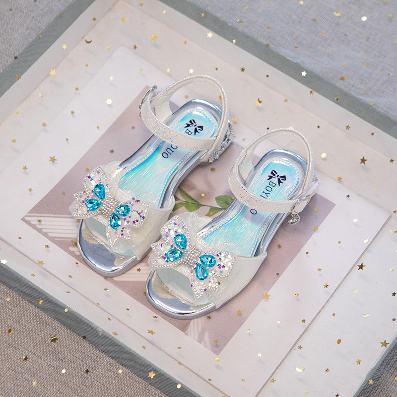 Sandálias de niñas 2026 primavera y otoño nuevos zapatos de baile de suela suave de talón bajo mariposa cristal princesa zapatos de suela suave