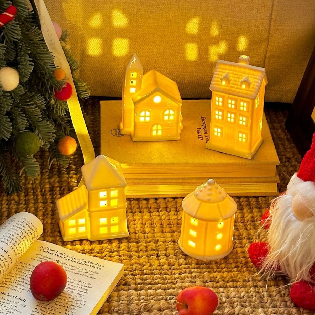 Árbol de Navidad de cerámica transfronteriza con lámparas decoraciones de navidad de la casa pequeña escandinava