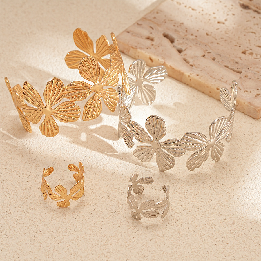 Pulsera abierta de flores con patrón de metal transfronterizo europeo y americano de dos piezas, temperamento de nicho simple, joyería de sentido avanzado para mujer