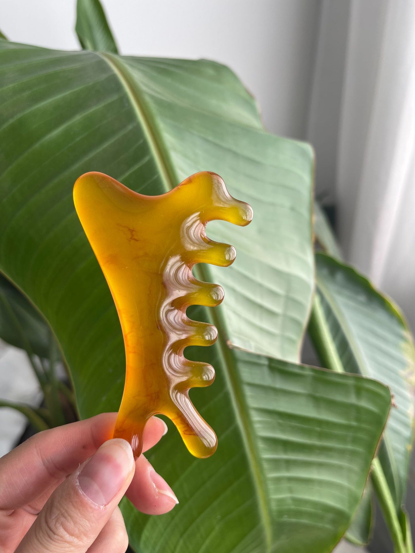 Массажная расческа из смолы янтарного цвета (большого размера)