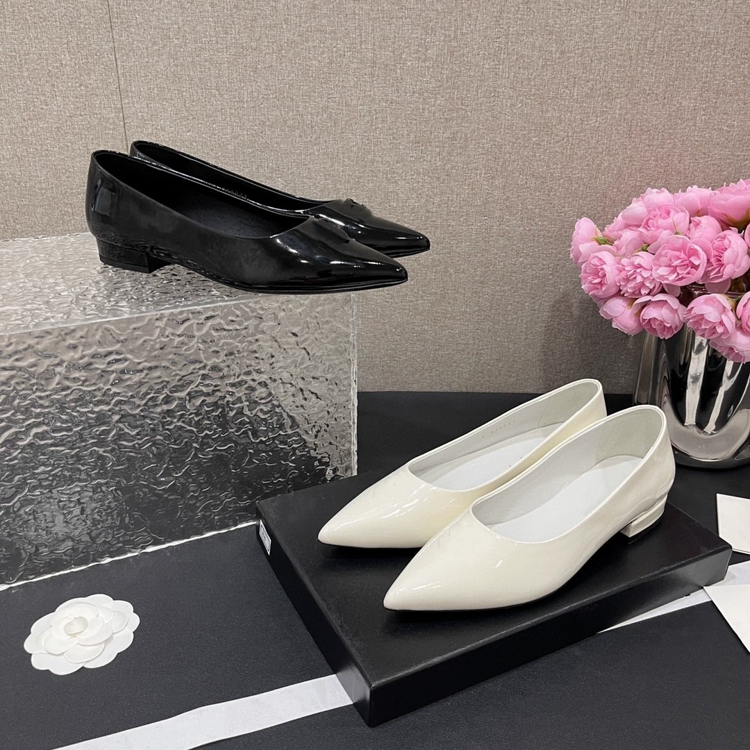 2025 Новый стиль Xiao Xiangfeng классическая любовь лакированная кожа блестящие плоские туфли на плоской подошве после пустых сандалий женские туфли