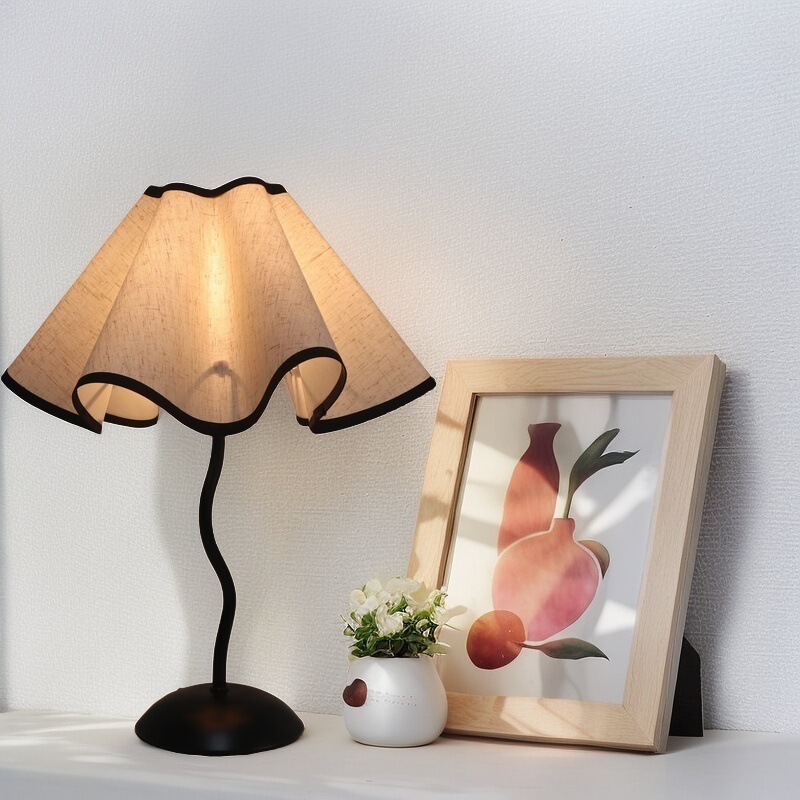 Bedside Lamp with Advanced Petal Design, French Vintage Ambiance Lamp, Minimalist Romantic Desk Lamp for Study and Bedroom, Trendy Chinese Style