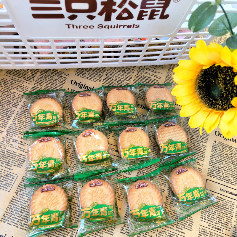 Three Squirrels Scallion Crispy Biscuits, 300g, Crispy and Rich in Scallion Flavor, Perfect for Satisfying Cravings, Dorm Snacks