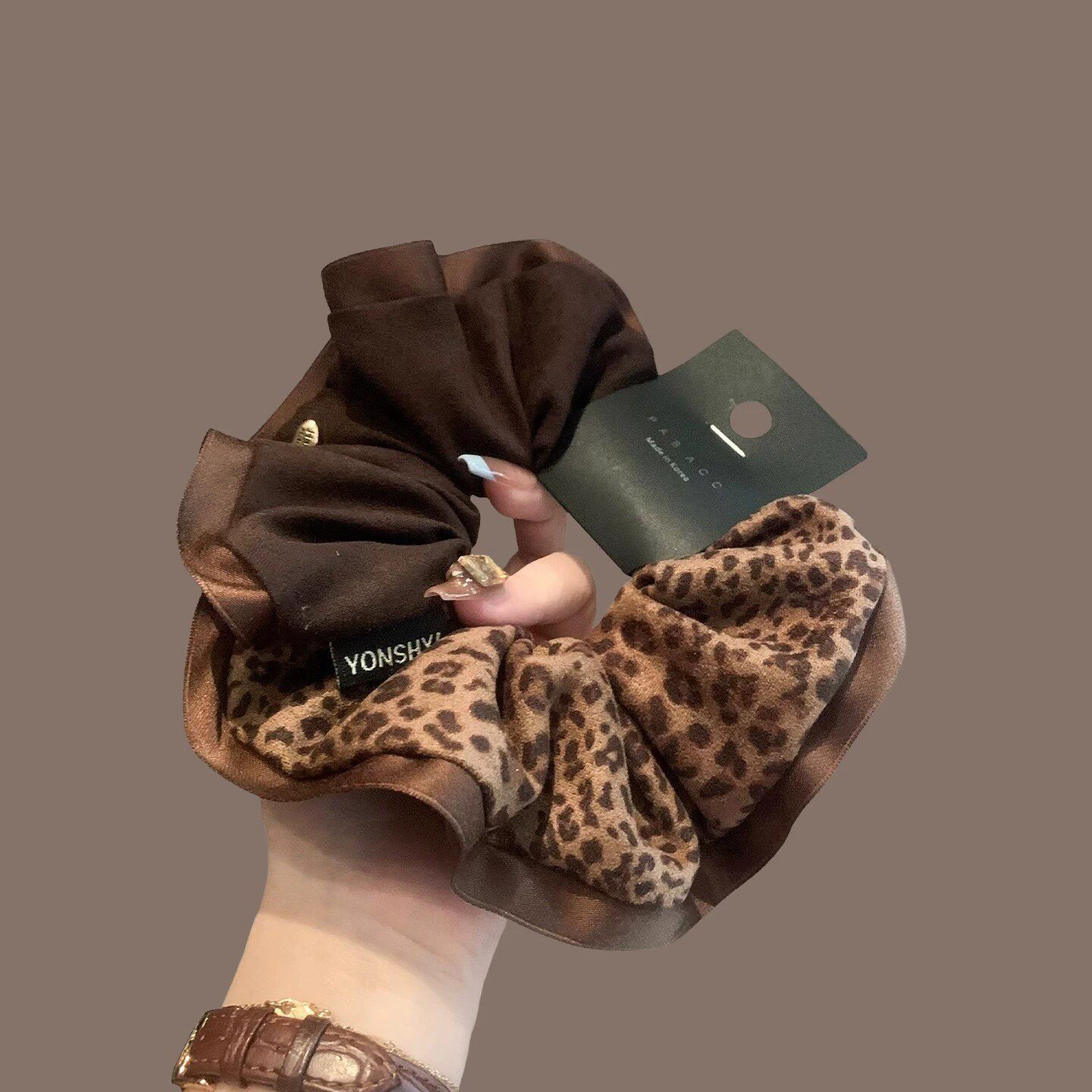 Vintage French-style patchwork leopard print scrunchie for women, 2026 new model, bun hair tie, elegant hair accessory