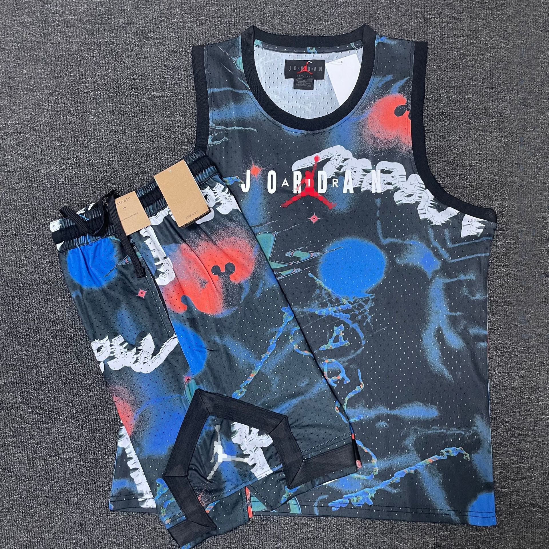 Nuevo conjunto de ropa deportiva de hombre volador en verano, entrenamiento de carrera para hombres, chalecos cortos transpirables de secado rápido, dos juegos al por mayor