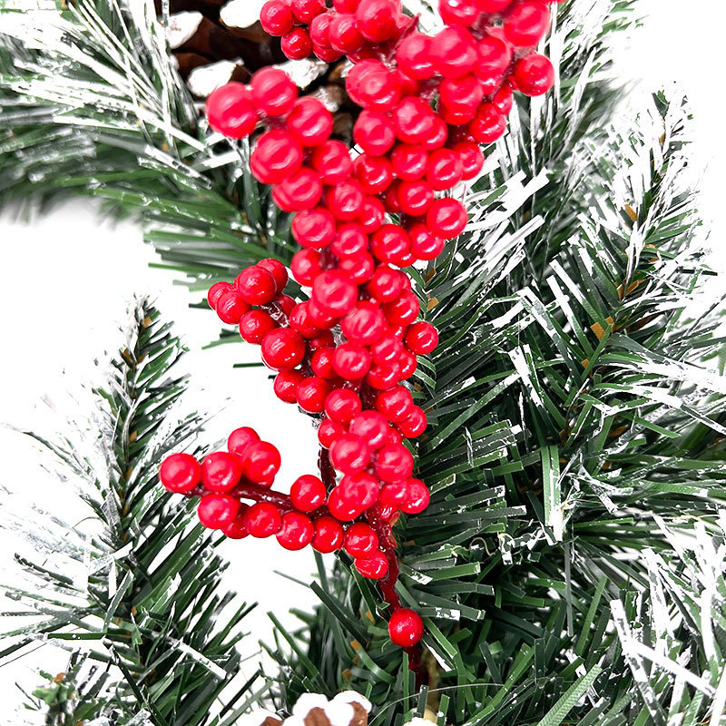 クリスマスの装飾の大きい花の環の松の実の赤い果実は雪の花輪の柏の草の環のショーウインドーの配置の場所をまねてクリスマスの花輪を配置します。|undefined