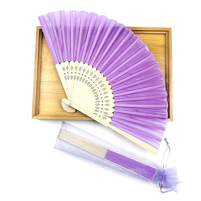 Ventas transfronterizas en caliente de boda simple estampado de flores fácil de abrir y cerrar buques de seda de bambú boda acompañante ventilador decorativo