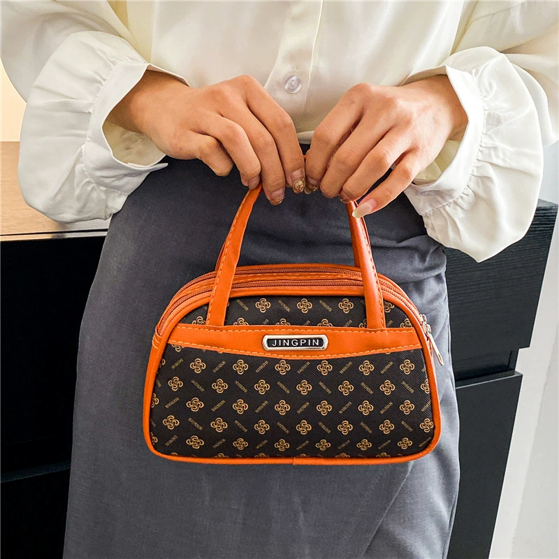 Мама средних лет с большой сумкой с большой сумкой с женской текстурой