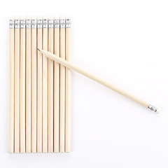 木の鉛筆は消しゴムで切っています。小学生用品子供用品の絵画用品の文房具セットです。