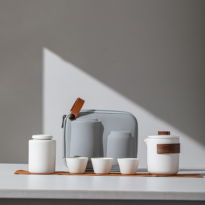 Mo Xuan with tea jar - plain white