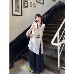 中長タイプのオープンフォークのノースリーブベストの女性春と秋の新型のゆったりとした着痩せのブラウスを重ねて着ています。