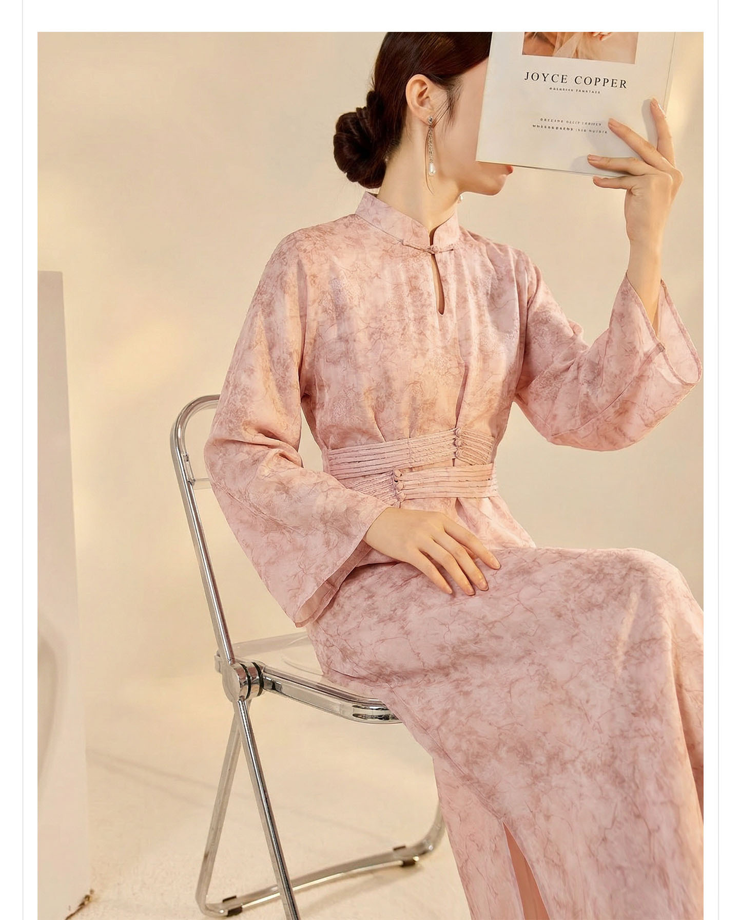 Đầm maxi nữ thắt eo thiết kế jacquard họa tiết hoa văn cổ điển, tay ngắn, cổ đứng — màu hồng chi tiết 6