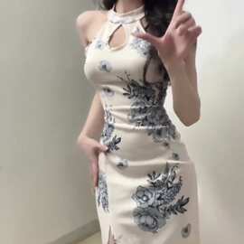 挂脖连衣裙女2026夏季新款新中式气质镂空收腰开叉改良旗袍裙子潮