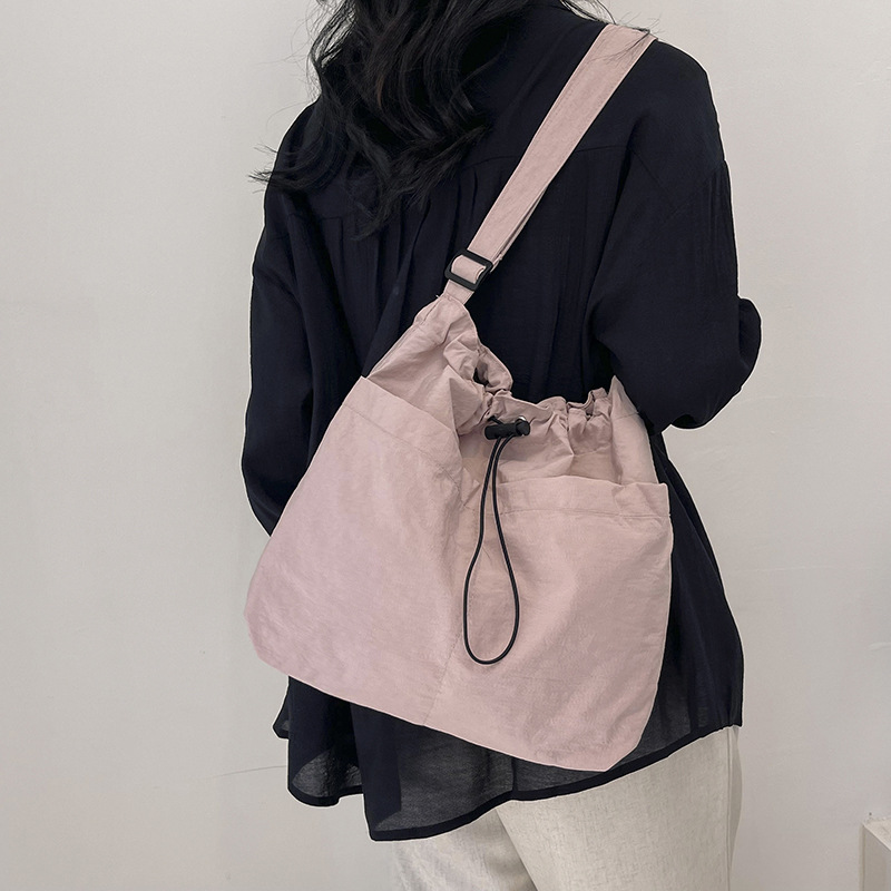 A stylish single-shoulder crossbody bag for 2024, a large-capacity casual commuting bag for classes, and a beautiful and fashionable underarm bag for women undefined