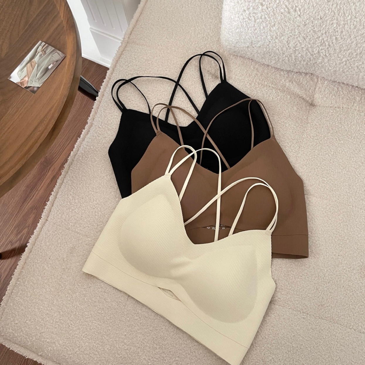 Finna Fu de color sólido coreano V-collar hilo corto chaleco de cabina caliente sin trazas cruzadas belleza ropa interior mujer