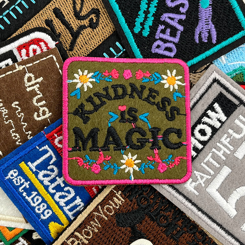 コンピュータ刺繍スタンプカラー個性英語アルファベット正方形野球ジャケット衣類パッチステッカーソース工場在庫|undefined