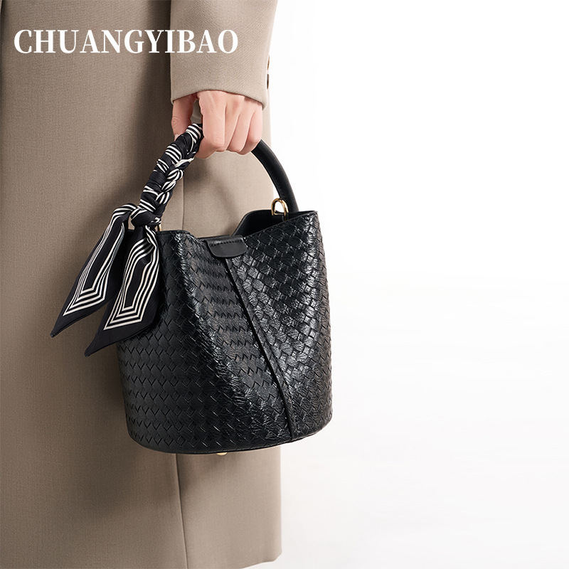 Túi bucket nữ dệt cao cấp đeo chéo xách tay đa năng nhỏ gọn — Khăn quàng ngẫu nhiên màu đen miễn phí