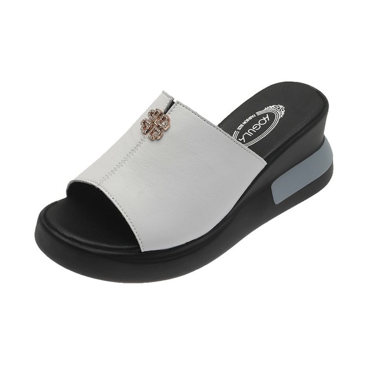 Zapatillas de cuero de moda para mujeres 2024 verano nuevas zapatillas de tacón alto para mujeres con una pendiente gruesa y una palabra zapatillas frías