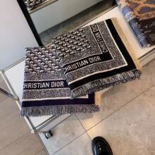 2025新款印花老花披肩高级感围巾女冬保暖大方巾加厚披肩两用