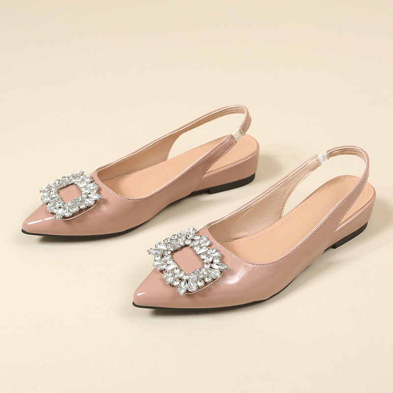 Famous estilo de estilo de mujer de estilo de diamante de botón cuadrado, sandalias de punta punta, nuevo temperamento de verano, zapatos de talón único con base plana, tamaño grande