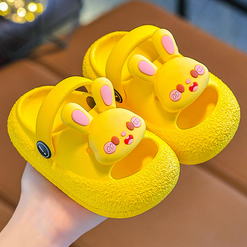 Sandálias infantiles para mujeres de verano dibujos animados princesa encantadora suela suave antideslizante baño en el hogar para niños pequeños y medianos zapatillas frías para hombres