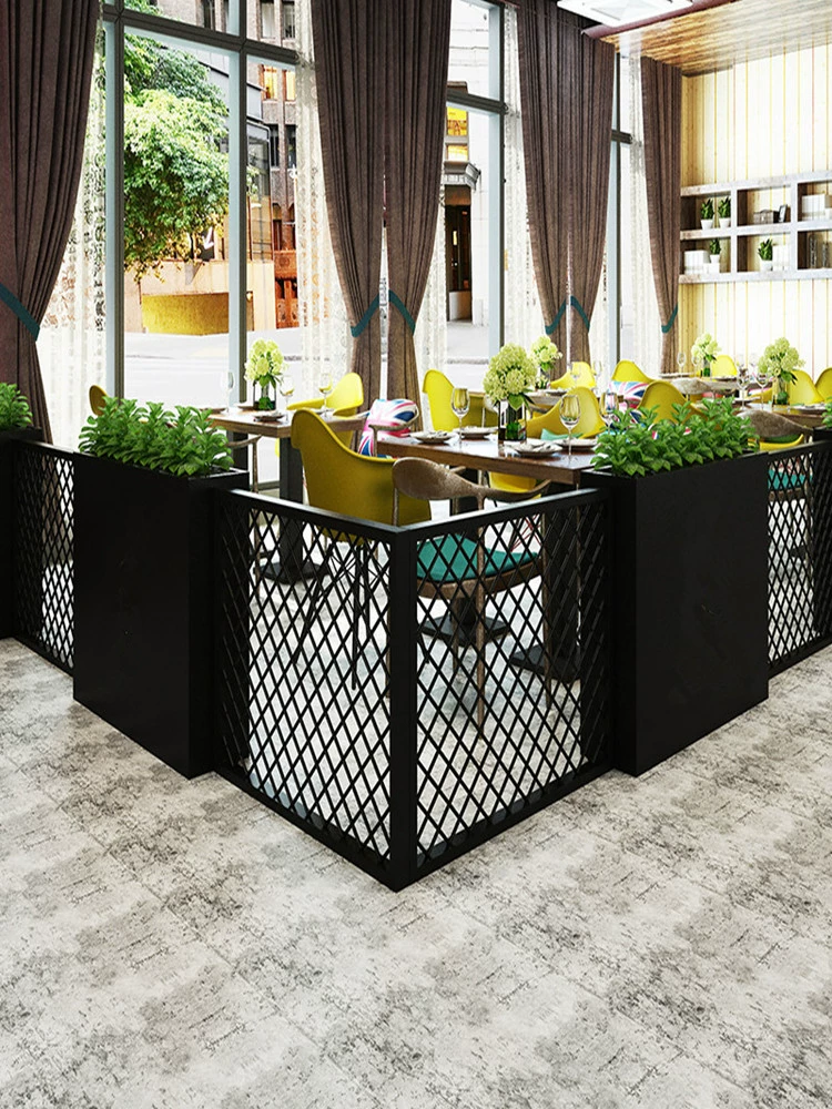 Уличный кованый забор, забор для двора, ресторан, уличная перегородка, цветочный ящик, сетка, ограждение, зеленое растение, декоративный цветочный желоб