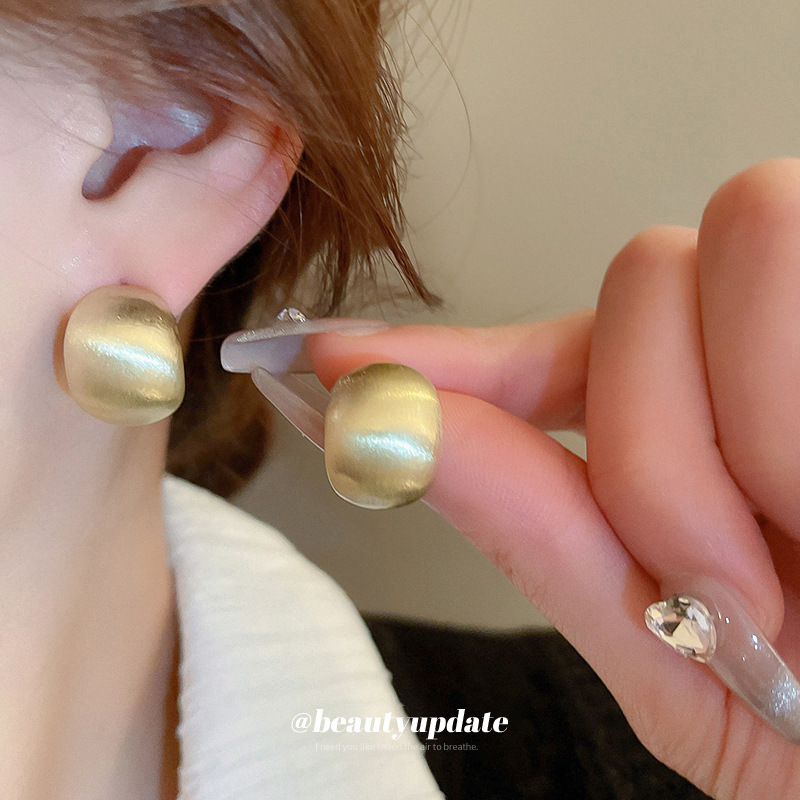 Pendientes de estilo frío de nicho europeo y americano de moda pendientes de diseño personalizado para mujer Pendientes de metal de aguja de plata estilo cepillado en forma de C