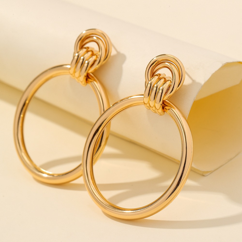 Fashion Circle Metal Interlocking Gold-plated Large Geometric Earrings Women display picture 4