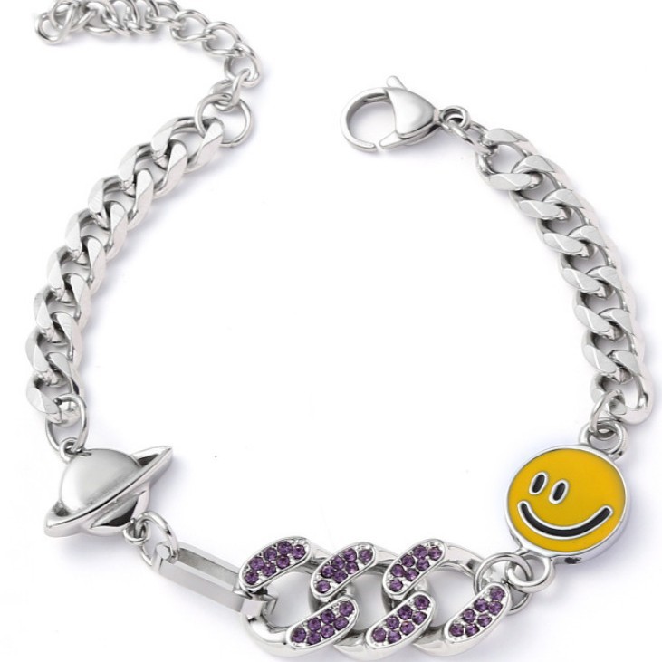 Unieke en veelzijdige unisex ketting met smileygezicht en planeetmotief, bezet met diamanten, gemaakt van titaniumstaal, in Cubaanse stijl._voghion.com