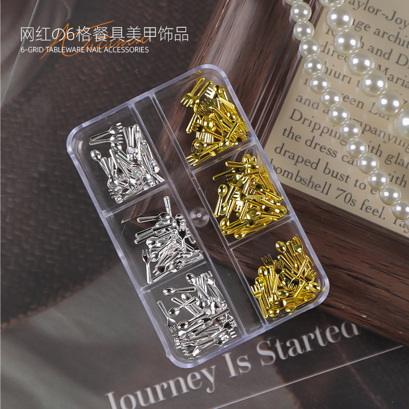 Nuevo juego de joyería de uñas de mini vajilla de celebridades de Internet, simulación de metal, tenedor pequeño, cuchara pequeña, armadura de vestir transfronteriza al por mayor