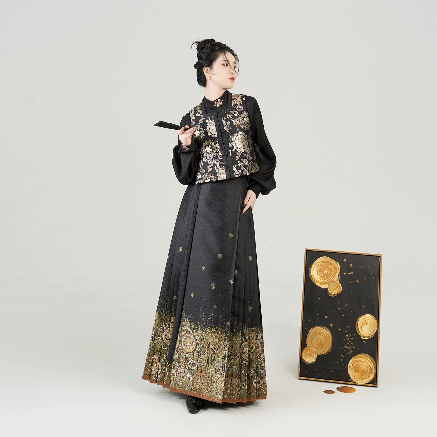 Оригинальный ханьфу в стиле Мин с модифицированным квадратным воротником, рубашкой с воротником-стойкой и юбкой с вышитым золотым жаккардовым узором в виде лошадиного лица.