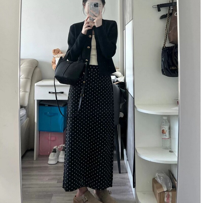 Korean-Style Chanel-Inspired Fashion Autumn and Winter Set for Women: Knitted Cardigan Paired with a Skirt, a Two-Piece Set with a Mature and Casual Vibe Korean-Style Chanel-Inspired Fashion Autumn and Winter Set for Women: Knitted Cardigan Paired with a Skirt, a Two-Piece Set with a Mature and Casual Vibe