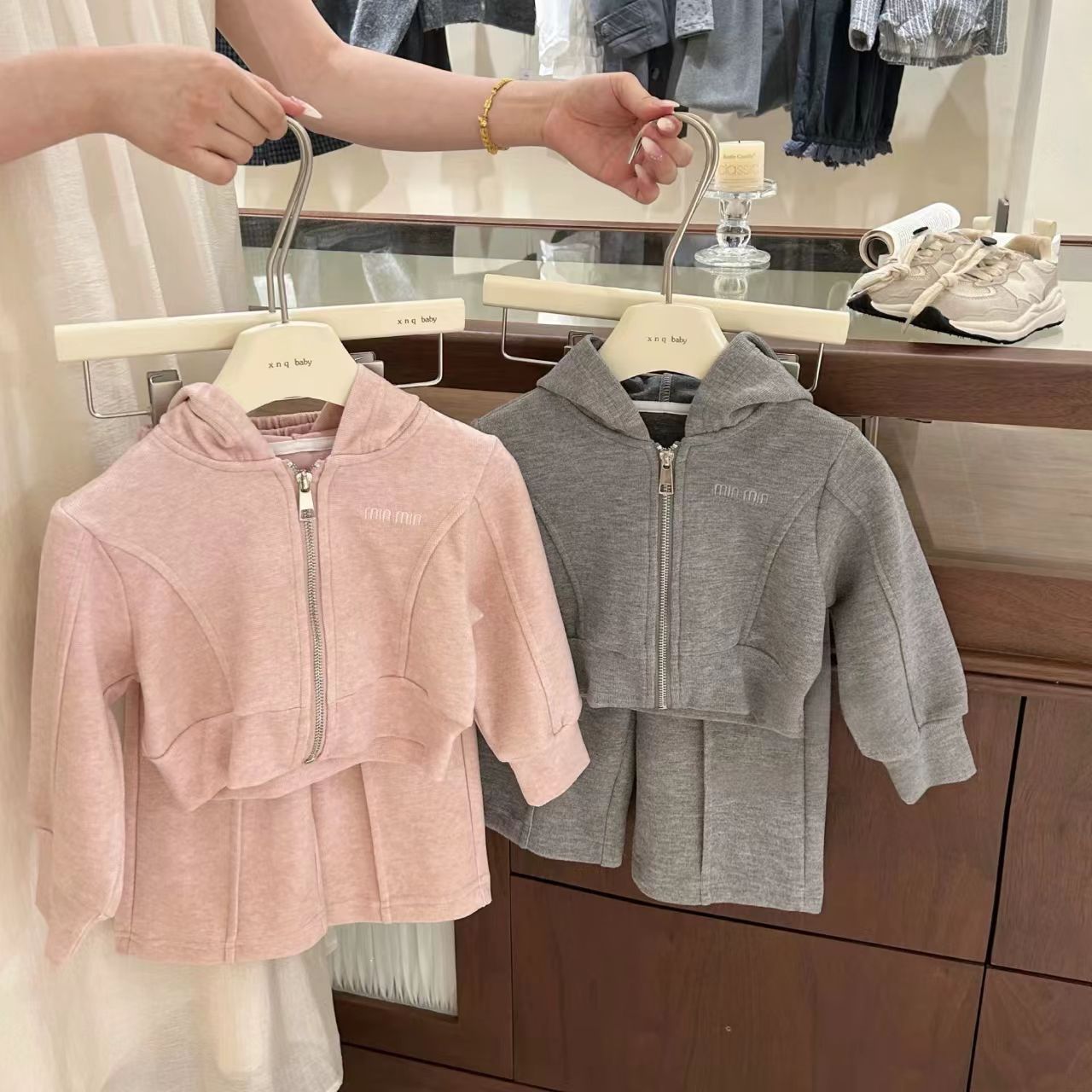 Spring and Autumn Girls' Outfit Set: Stylish and Trendy Sports Letter Hooded Jacket Sweatshirt Cardigan Wide-Leg Pants