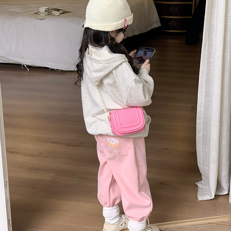 Bolsa de hombro de la cadena de moda coreana para niñas de color sólido mini mochila para bebés 2025 nuevo bolso para niños de comercio exterior