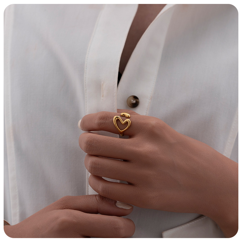 Tina transfronteriza simple nicho hueco amor de acero inoxidable abierto anillo de moda femenina en anillo de acero de titanio