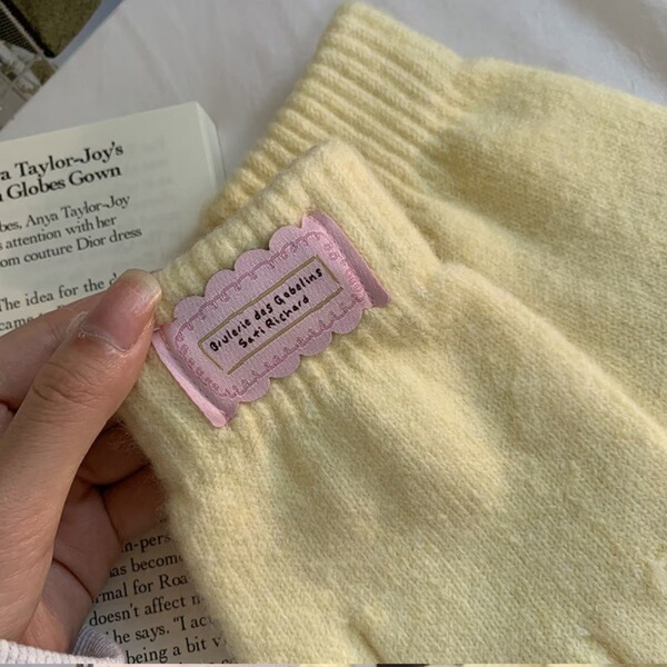 Woolen knitted gloves with letters