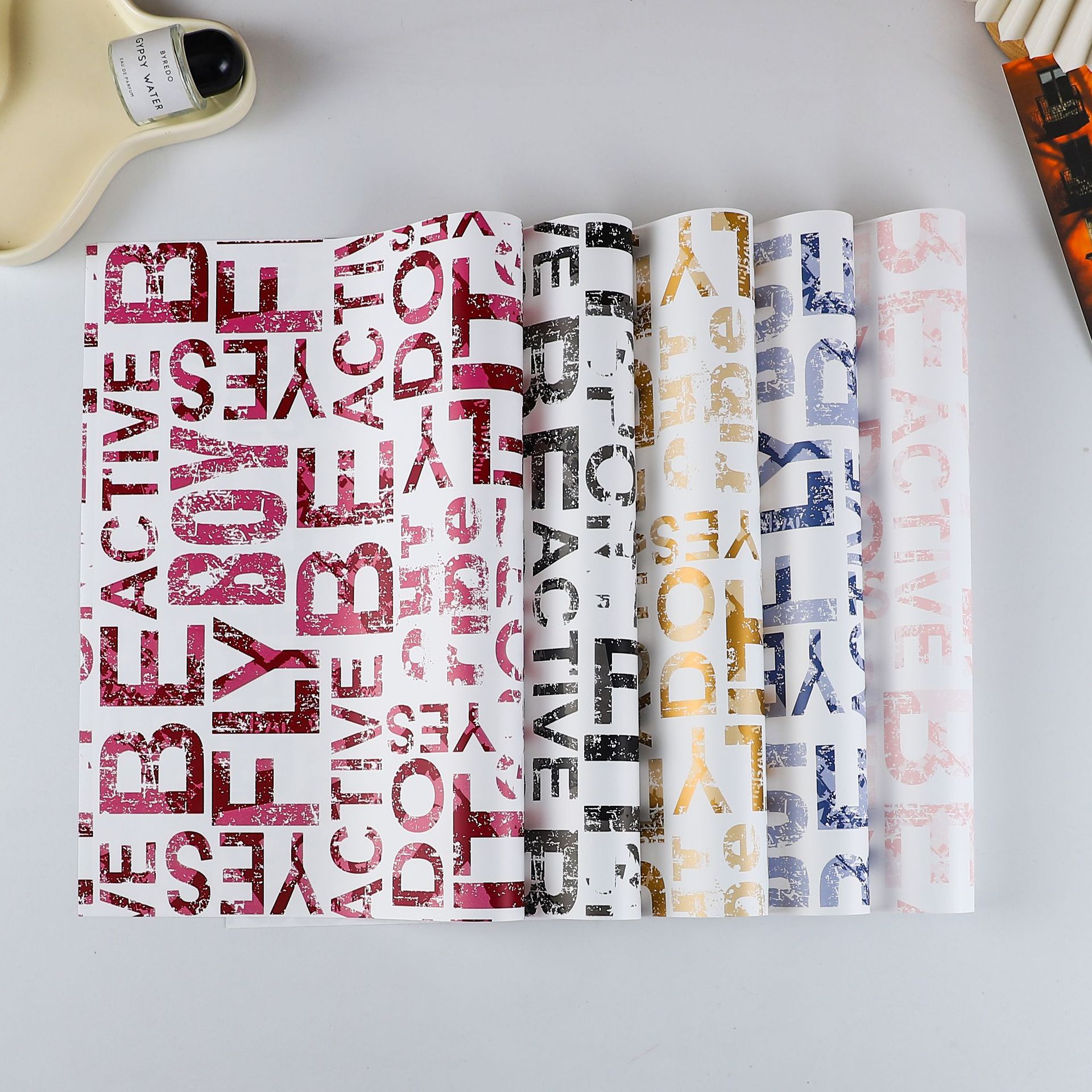 Papel de regalo de Navidad Eve Apple papel de embalaje impermeable Ouya Papel de regalo de flores de inglés vintage