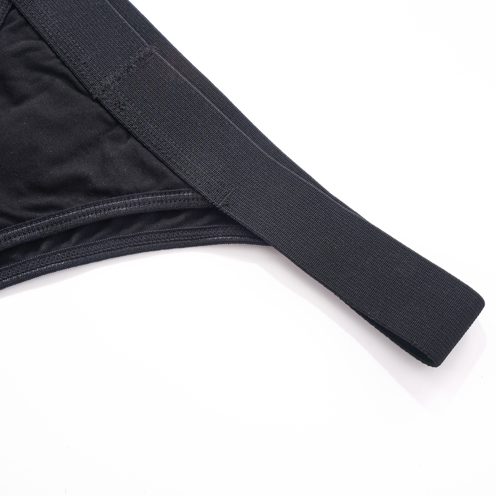 Completo intimo da donna nero in fibra di bambù, composto da reggiseno e slip, semplice e comodo, a due pezzi con triangolo in tinta unita._voghion.com