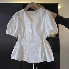 自分用におすすめのベストセラー商品～スカイラブ フレンチVネック ホワイト半袖シャツ レディース 夏着痩せレースアップトップス
