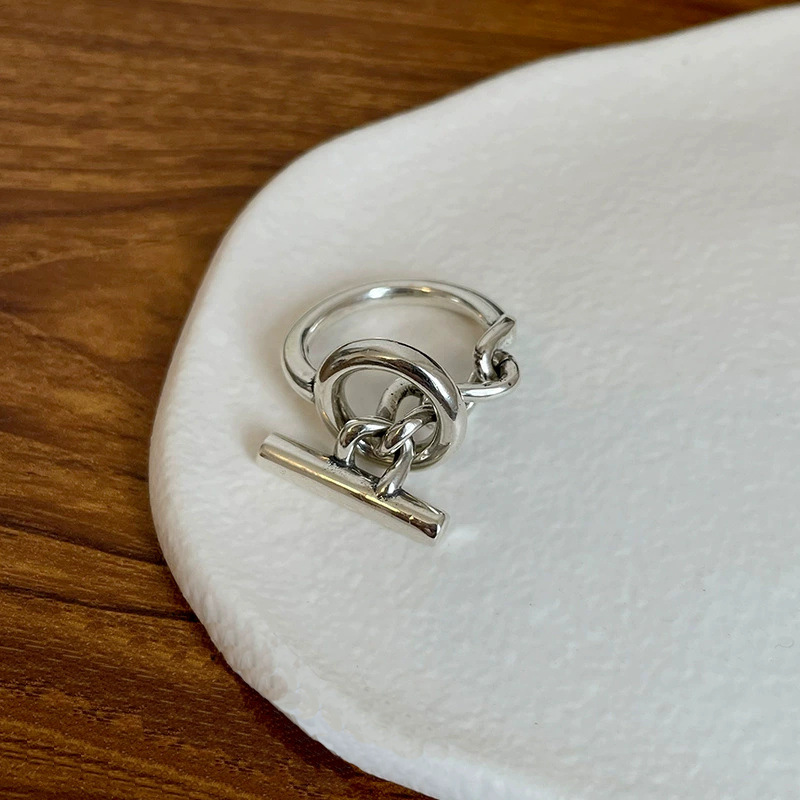 Versión coreana S925 anillo redondo multicapa personalizado chapado en plata para mujer, anillo abierto de dedo índice con cadena con hebilla OT de moda retro.
