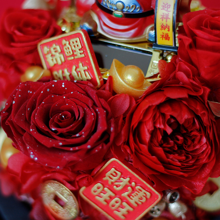 Las personas ricas gastan dinero en el domo de cristal del Dios de la Riqueza, flores de rosa al por mayor como regalo para niñas en el 520, bola de cristal de flores eternas, flores hechas a mano.