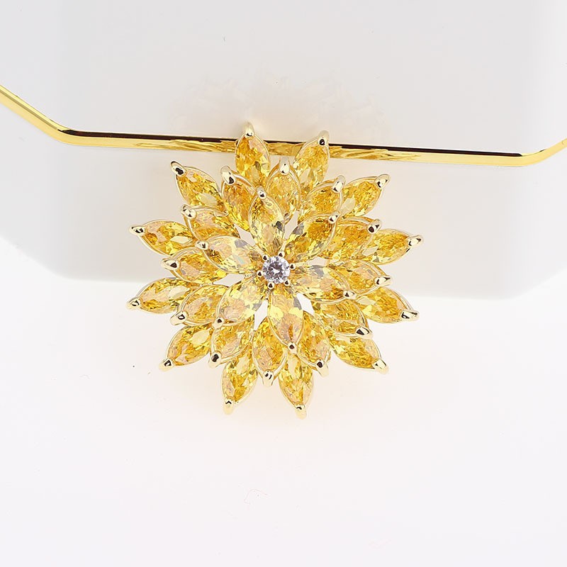fashionable creative brooch with zircon