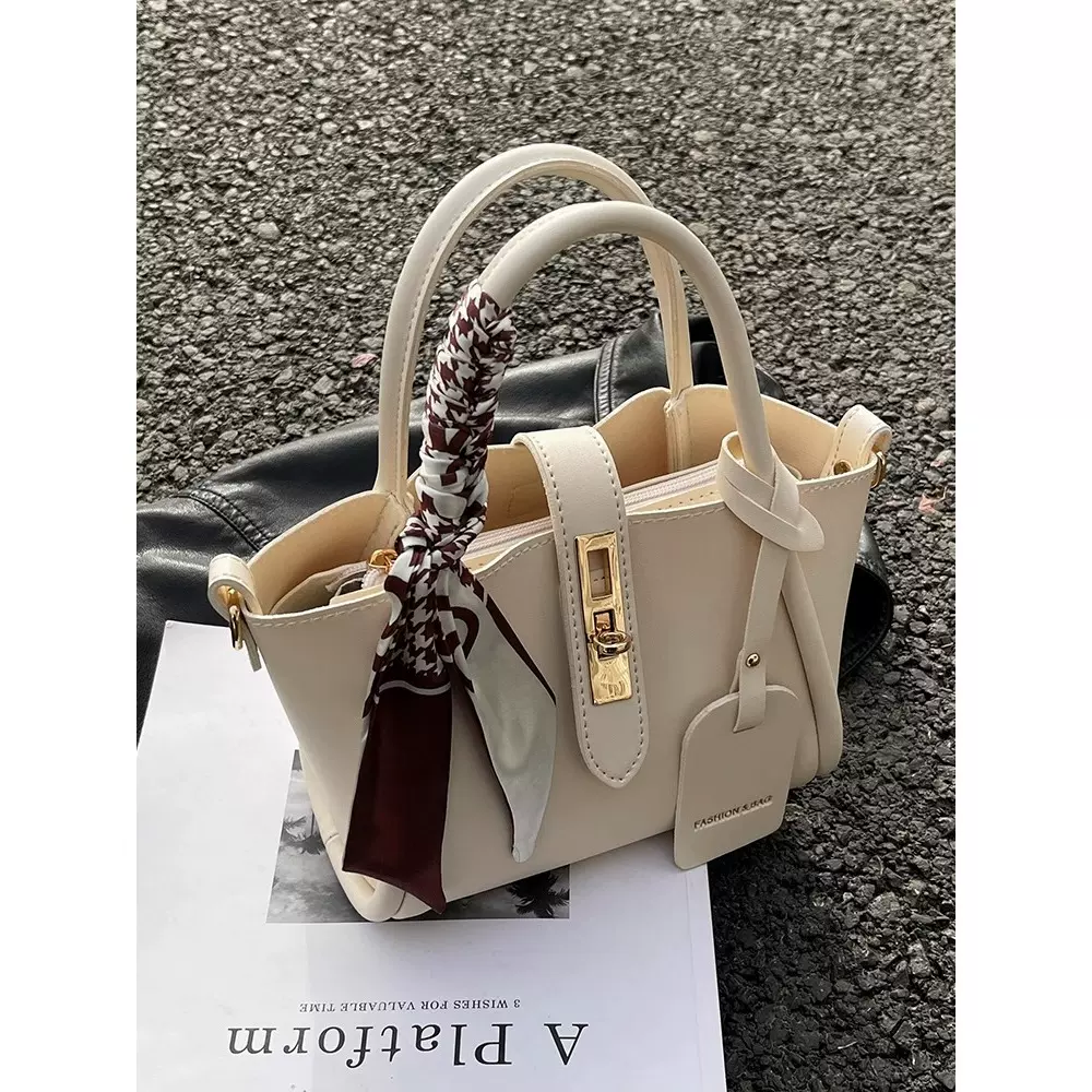 批发高级感轻奢款超火小包包女式2025新款秋冬小众爆款女士斜挎包