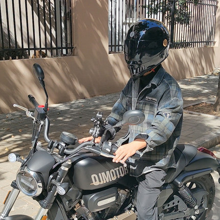 티 미러가있는 밝은 검정색