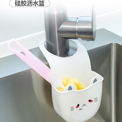 水槽の水たまりスポンジのかごに袋を掛けて蛇口の物置棚を収納します。